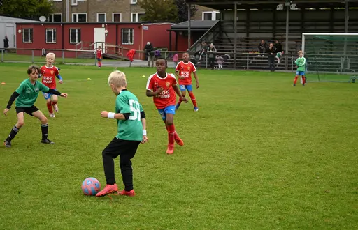 Yrvaken start och tre snabba mål i baken, men det ordnade till sig. Lika tröga i starten som alerta i avslutningen. BK Flaggs 8-åringar bärgade till slut en trygg seger. Foto: Daniel Nunez