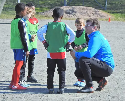 Sol, matcher och en på alla sätt härlig dag. Men visst är vi lite sugna på gräs nu när gruset börjar att damma. Foto: Daniel Nunez