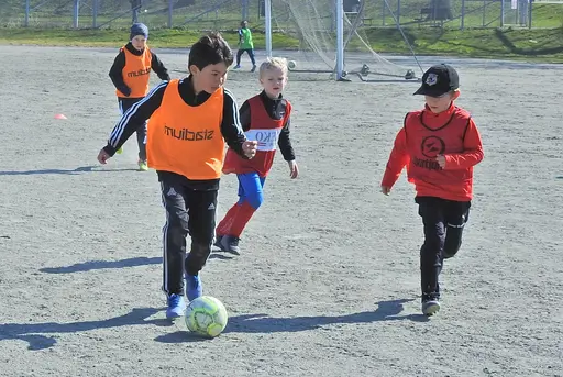 Sol, matcher och en på alla sätt härlig dag. Men visst är vi lite sugna på gräs nu när gruset börjar att damma. Foto: Daniel Nunez