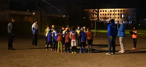 Inledningsvis en jämn match där det på slutet rann iväg – precis som det ska vara när det skiljer ett år. Alla lärde sig mycket och fick en bra utmaning. Foto: Daniel Nunez