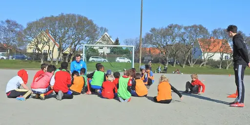 Sol, matcher och en på alla sätt härlig dag. Men visst är vi lite sugna på gräs nu när gruset börjar att damma. Foto: Daniel Nunez