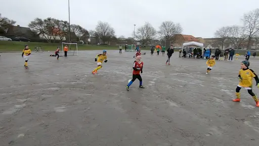 Om det bara finns en boll och sugna spelare så kan man spela fotboll. Det bevisade Lunds BK:s och BK Flaggs 2012:or. Varm stämning trots vädret – regn, blåst och nollgradigt. Foto: Daniel Nunez