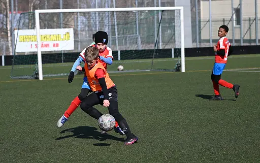 BK Flagg–BK Höllviken, en match som ändrade karaktär flera gånger. Först hade Flagg en tydlig ledning och förde matchen. Sedan kastades rollerna om – balans. Foto: @daniel_nunez_film_foto