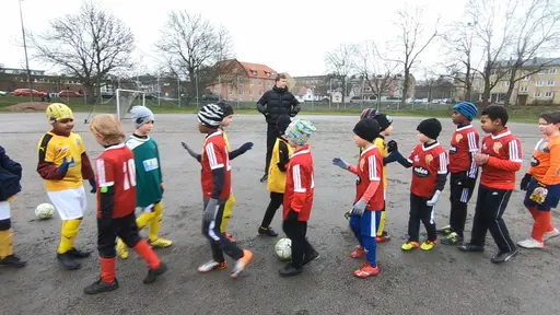 Om det bara finns en boll och sugna spelare så kan man spela fotboll. Det bevisade Lunds BK:s och BK Flaggs 2012:or. Varm stämning trots vädret – regn, blåst och nollgradigt. Foto: Daniel Nunez