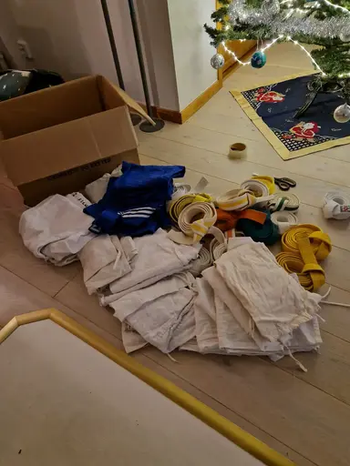 Första paketet av två som Aris på Stenungsunds judoklubb skickar till Filippinierna. Foto: Nektarios Ntoulakis