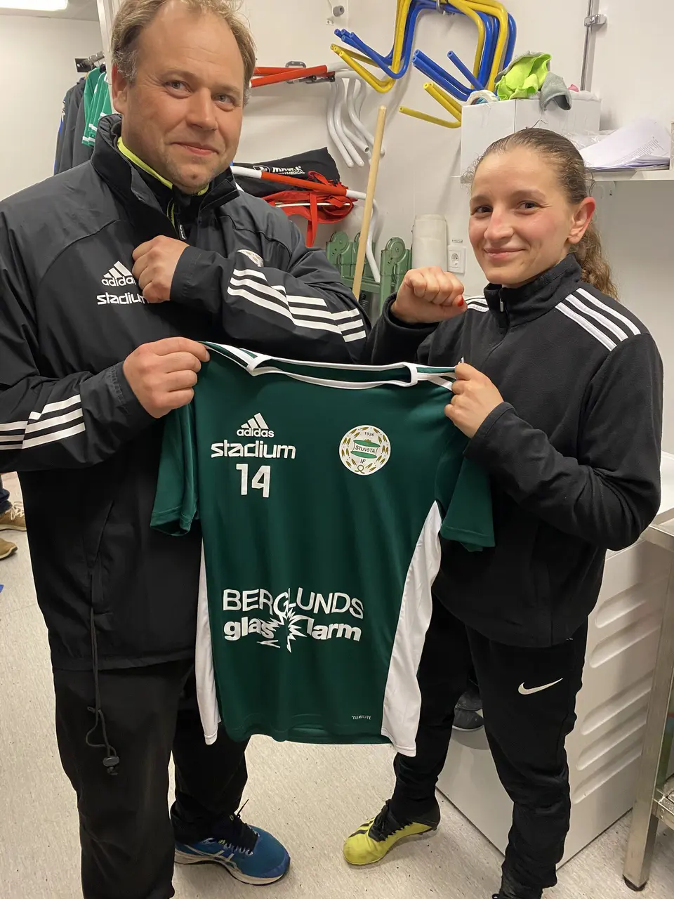 Johan Odelberg nöjd tränare med Mirjana ”Mirre” Jovanovic som också är nöjd över valet av Stuvsta och att fått "rätt nr" på tröjan.