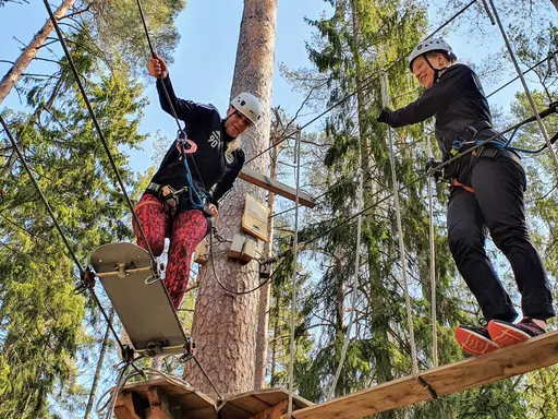 Lagaktivitet på Lidas höghöjdsbana.