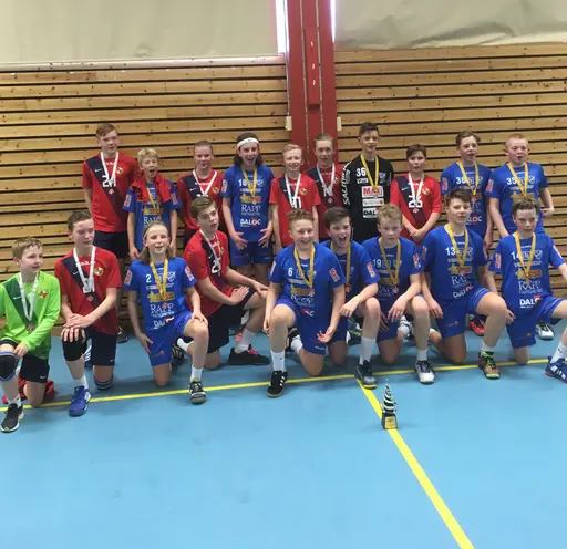 Rosers duktiga spelare tillsammans med IFK Skövde efter finalen i Irsta Blixten.