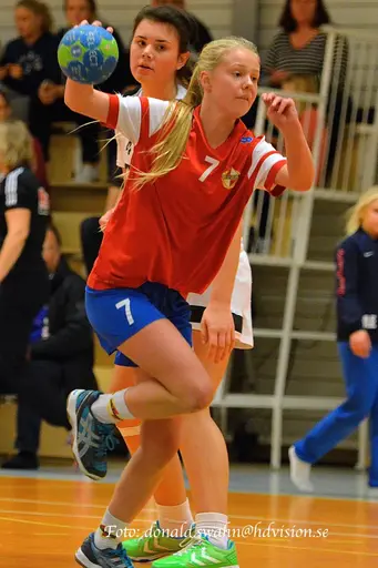 Cornelia Gerger Ripman & Lovisa Lundqvist med övriga i laget laddar upp för helgens USM. Foto: Donald Swahn.