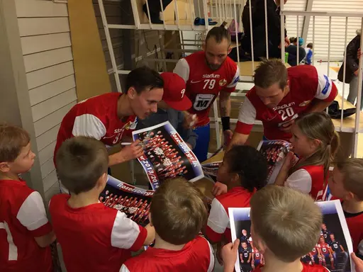 Innebandyskolan får autografer av sina idoler!