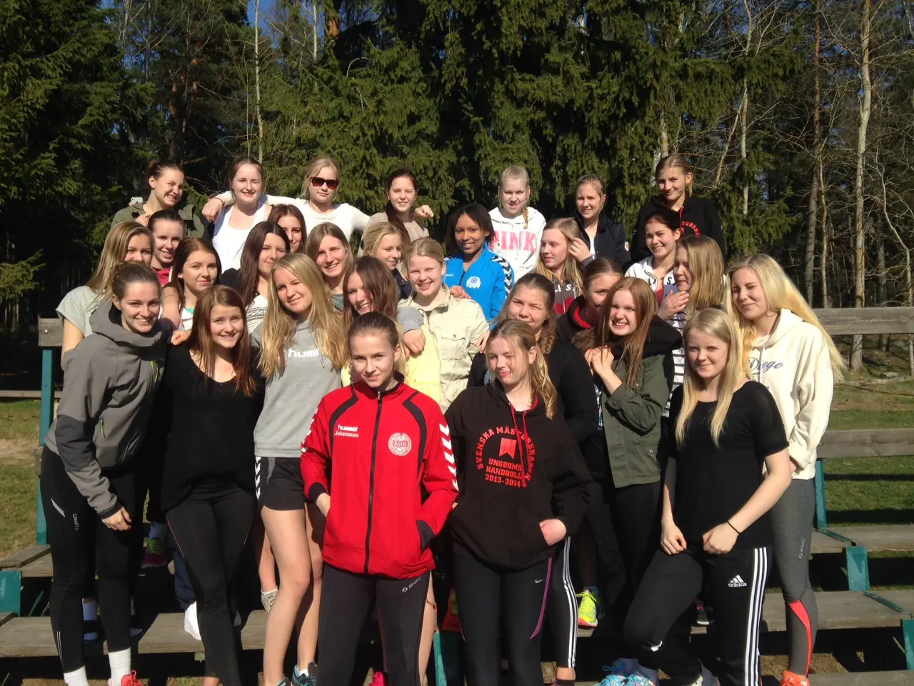Ett glatt handbollsgäng under en intensiv träningsdag. Foto: Patrice Wallmo.