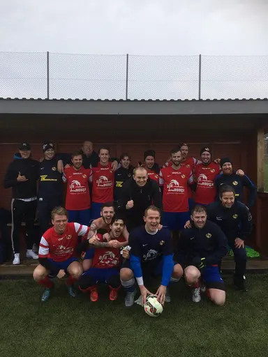 Glada grabbar efter seger!
