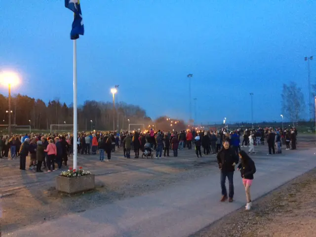 Mycket folk samlades kring Valborgsbrasan på sista april 2016.