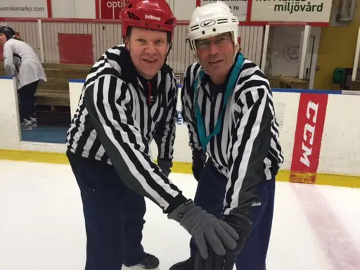 Blom & Zetterquist, byter sport och blir domare, hela hockeygruppen tillsammans och lunchförberedelse i Kåtan. Foto: Linda Schaerlund