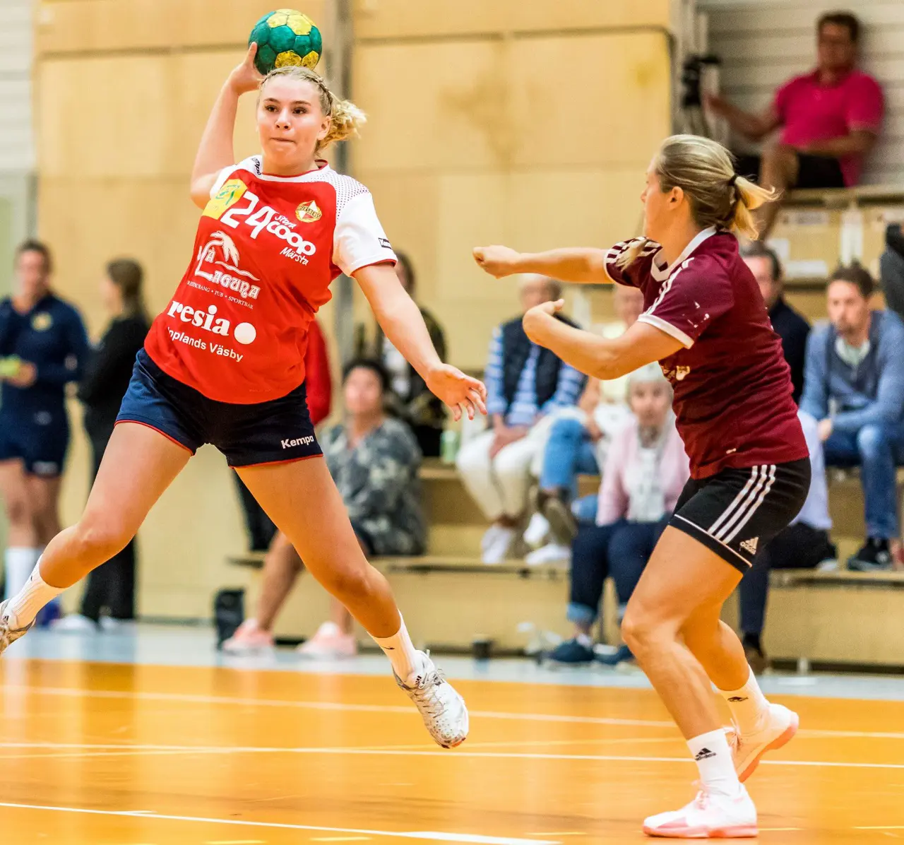 Alice Hedin Haglund duktig 9M spelare, här i träningsmatch mot Kungsängen SK. Fotograf Matthew Tripple.