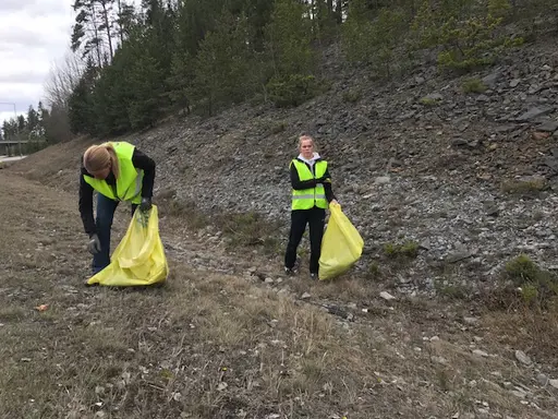 "Här hålls det rent" RIK Handboll var under lördagen vid både Märsta och Arlanda flygplats och städade väggrenar till ett fint resultat.