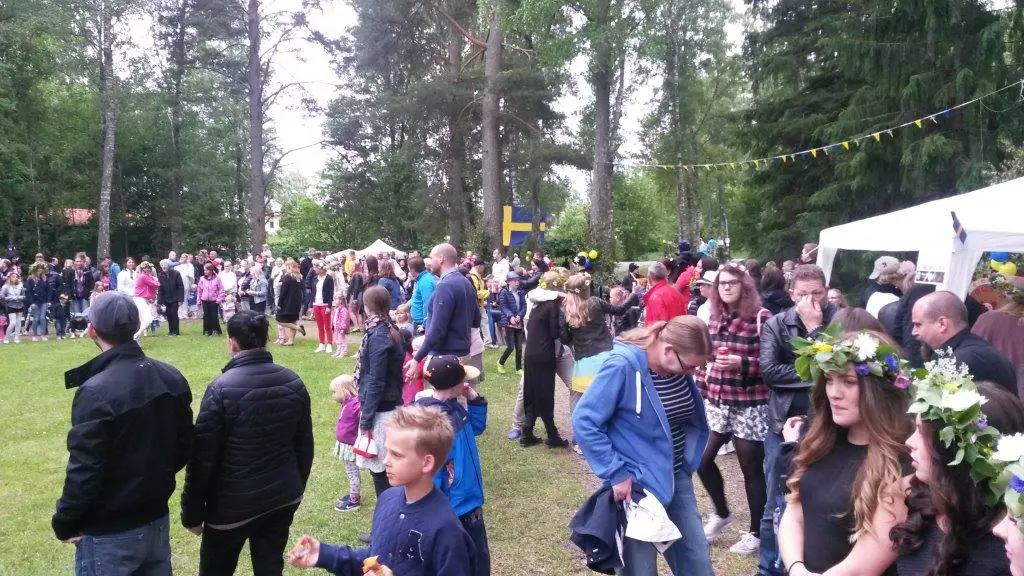 Traditionsenligt så samlades det mycket folk vid Rosersbergs IK:s midsommarfirande vid Lekparken.