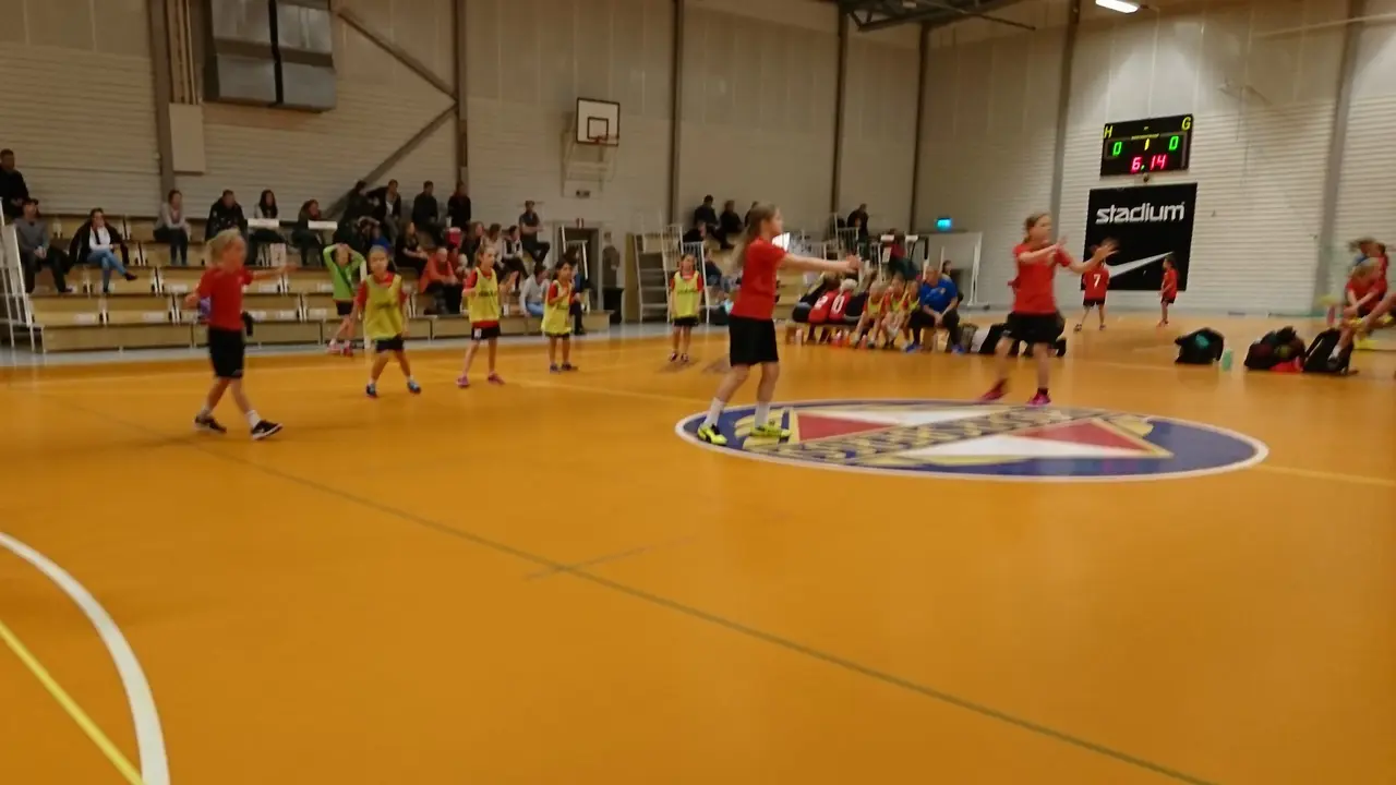 Match mellan Rosers i gult och Enköping
