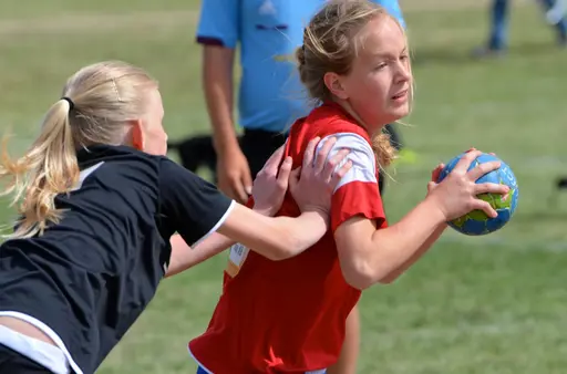 Flickor 02 glada trots förlust/Fanny F01 mot tufft försvar/Julia F00 på genombrott