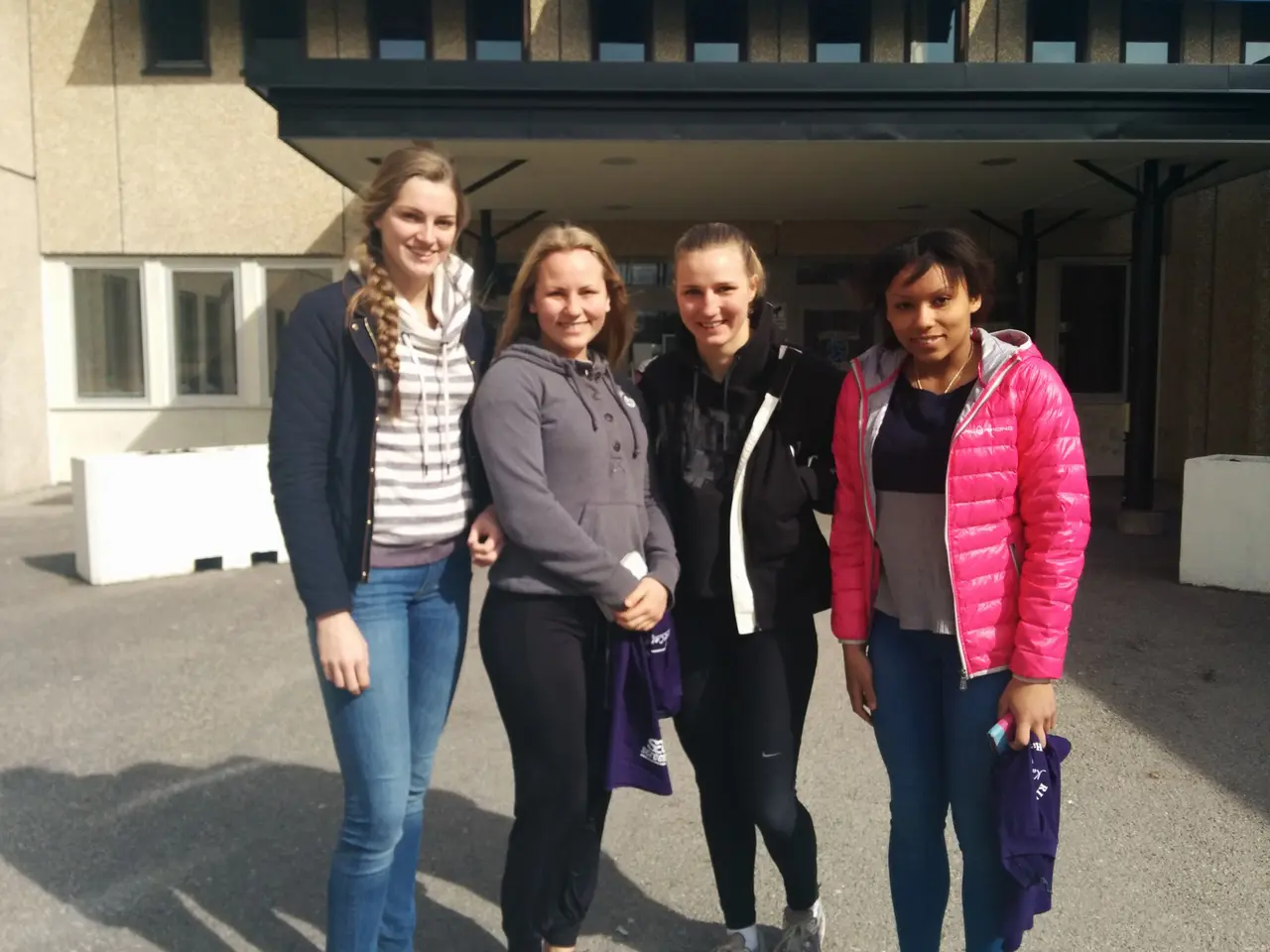 Ett gäng spelare med inspiration. Kristin Thorleifsdottir, Fanny Lundin, Martina Wedin-Ohlsson och Faith Eriksson grillas hårt under SHF.s riksläger. Foto Thorleif Sigurjonsson.