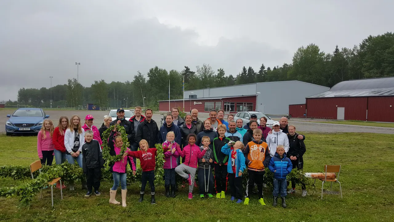 "Trevlig midsommarafton önskar vi er alla"