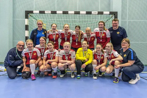 Det sköna Rosers-gänget vann silver i Bohus Cup. I finalen vann Sävehof med 16-12 efter att Rosers ledde större delen av den första halvleken. Bra Mv-spel av Nathelie Stjernbrg. Foto; Mikael Frimodig