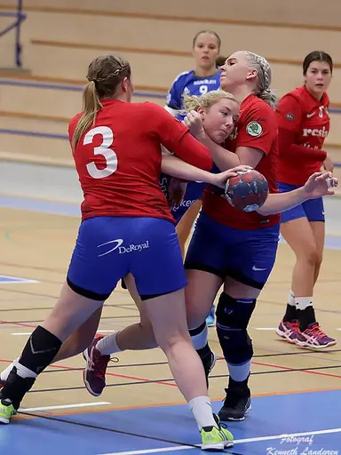 Matchbilder från H43 Lund och både fritt till skott och tvärstopp i försvaret. Foto: Keneth Landgren.