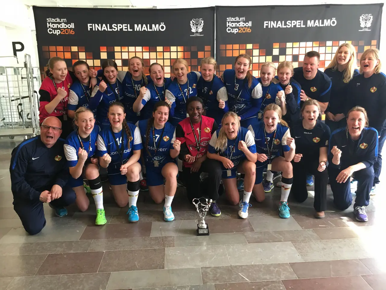 Glada silvermedaljörer Rosersbergs IK flickor A efter ha slutat 2:a i USM. Bästa placeringen någonsin i RIK:s handbollshistoria.