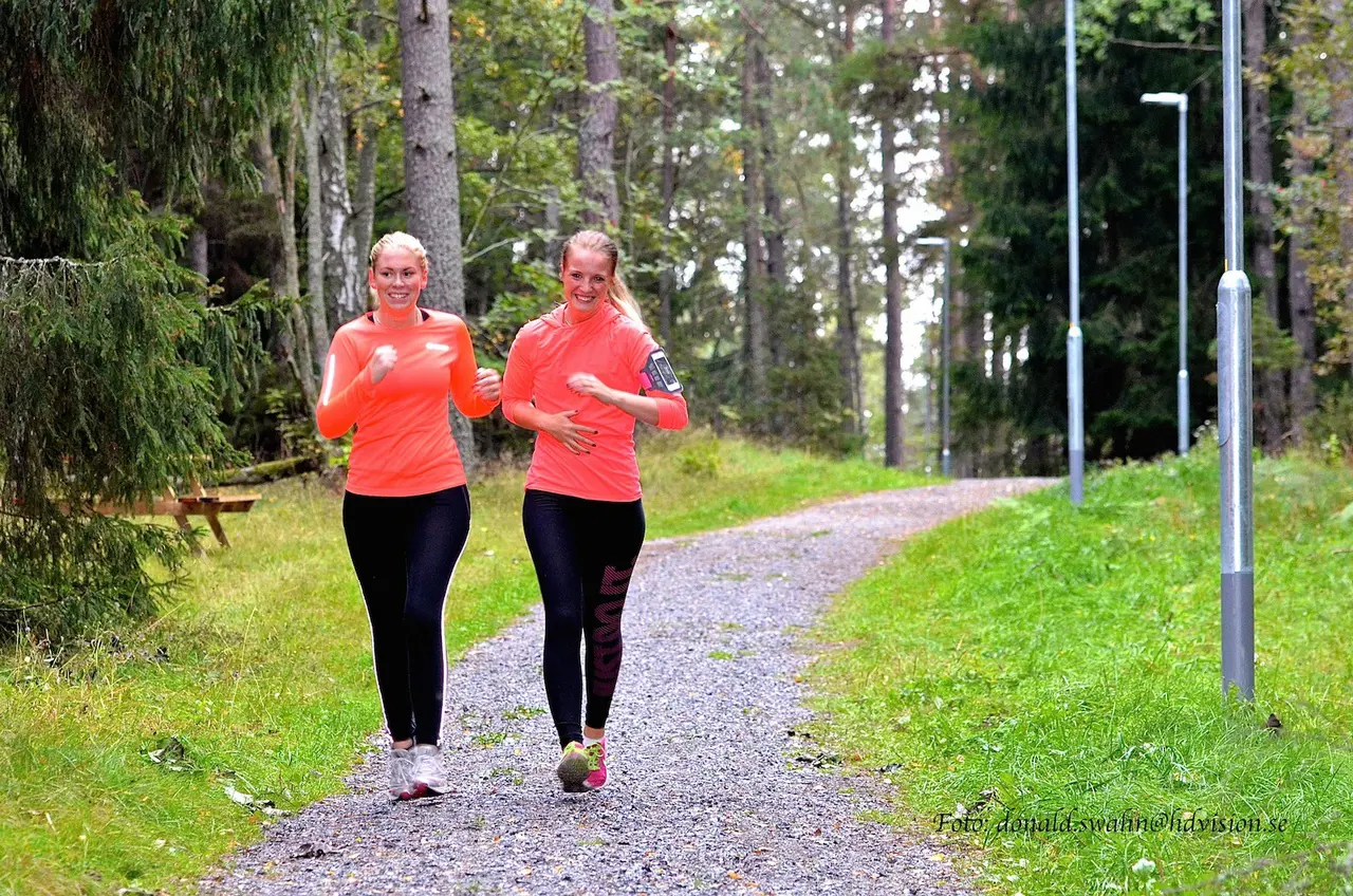 Träning för alla av nyupprustade Rosersbergs elljusspår. Foto: Donald Swahn.