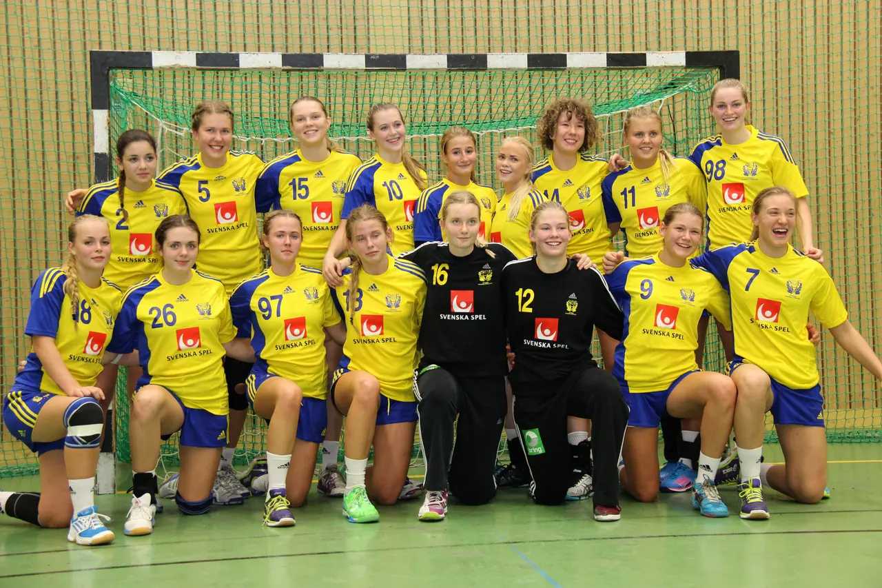 Ett nöjt svenskt U16-landsag efter torsdagens seger mot div 1-laget Nacka HK. Rosers-tjejen Kristin Thorleifsdottir (längst upp till höger 98:a) svarade för sex mål. Foto: Thorleif Sigurjonsson.