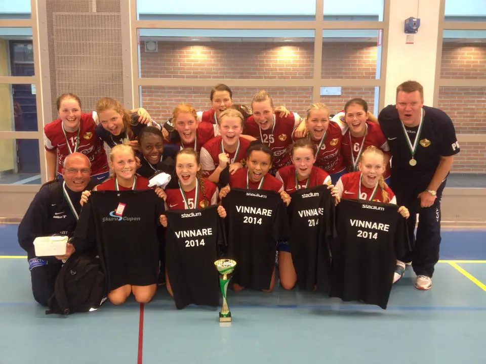 Vinnare är vi allihopa. Rosers A-flickor besegrade Kyrkslätt (FIN) med 17-13 i finalen av Skurucupoen som spelades i helgen i Nacka. Foto: Mia Larsson-Lundin.