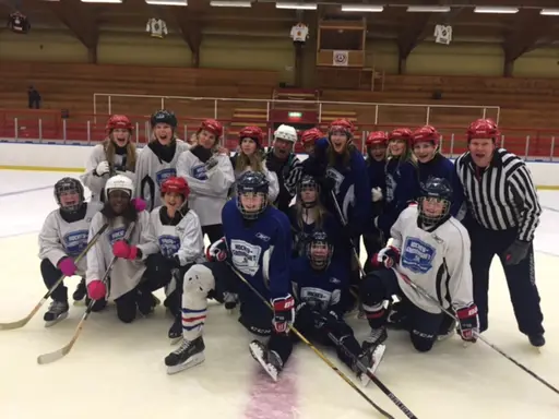Blom & Zetterquist, byter sport och blir domare, hela hockeygruppen tillsammans och lunchförberedelse i Kåtan. Foto: Linda Schaerlund