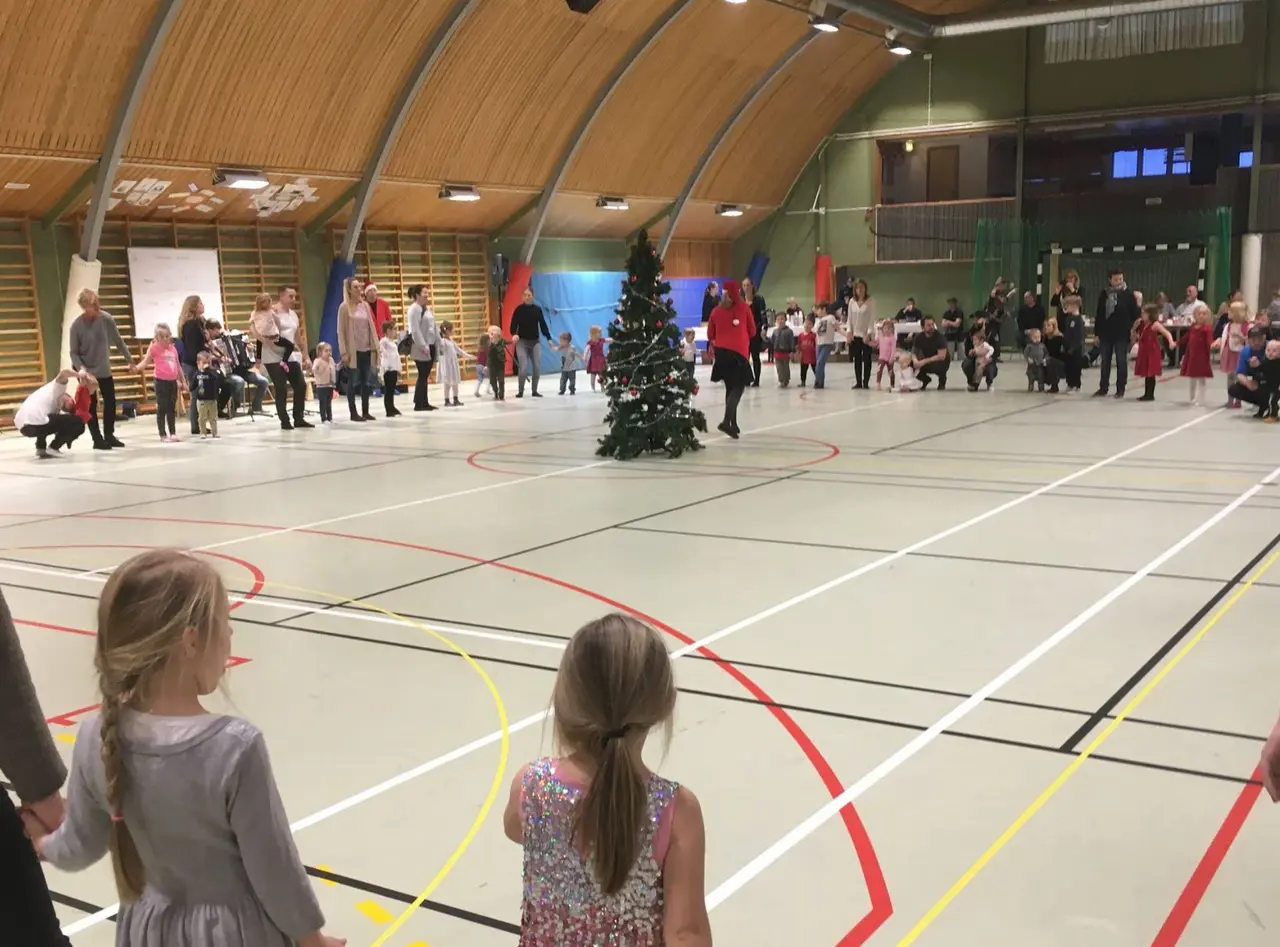 Dans runt granen då den traditionsenliga julgransplundringen genomfördes söndags.