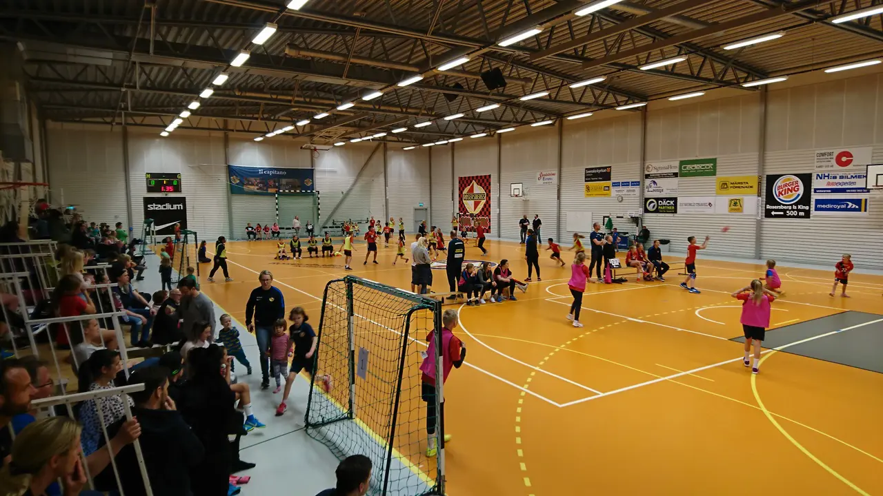 Minihandboll med mixade lag på handbollsavslutningen.