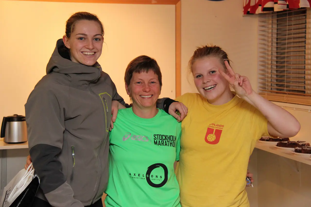 Trio glada tjejer. F98/99 lagkaptener Kristin Thorleifsdottir & Julia Huusko Smeds höll ett tacktal till Lillen Larsson, som trappar ned sitt engagemang. Foto: Thorleif Sigurjonsson
