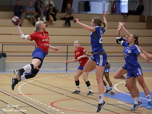 Matchbilder från H43 Lund och både fritt till skott och tvärstopp i försvaret. Foto: Keneth Landgren.