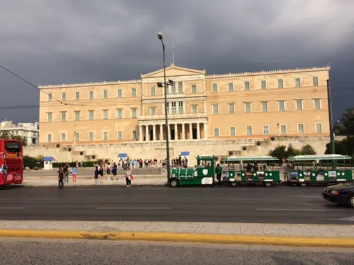 Rosers damer lämnar Sverige för några dahgar i Athens Riviera och förbereder för kommande säsong.