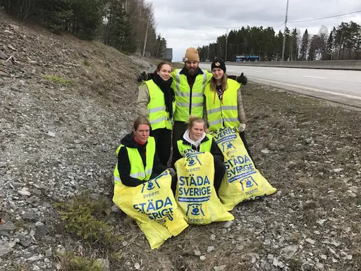 "Här hålls det rent" RIK Handboll var under lördagen vid både Märsta och Arlanda flygplats och städade väggrenar till ett fint resultat.