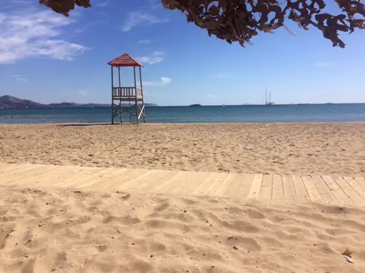 Rosers damer lämnar Sverige för några dahgar i Athens Riviera och förbereder för kommande säsong.