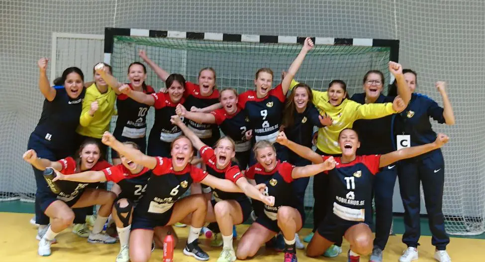 Glada tjejer och ledare efter avancemanget till steg 3 i ungdoms SM som gruppsegrare!