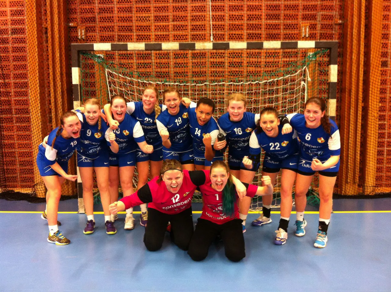 Ett glatt Rosers-gäng säkrade i lördags seriesegern i Upplandsserien. Foto: Eva S