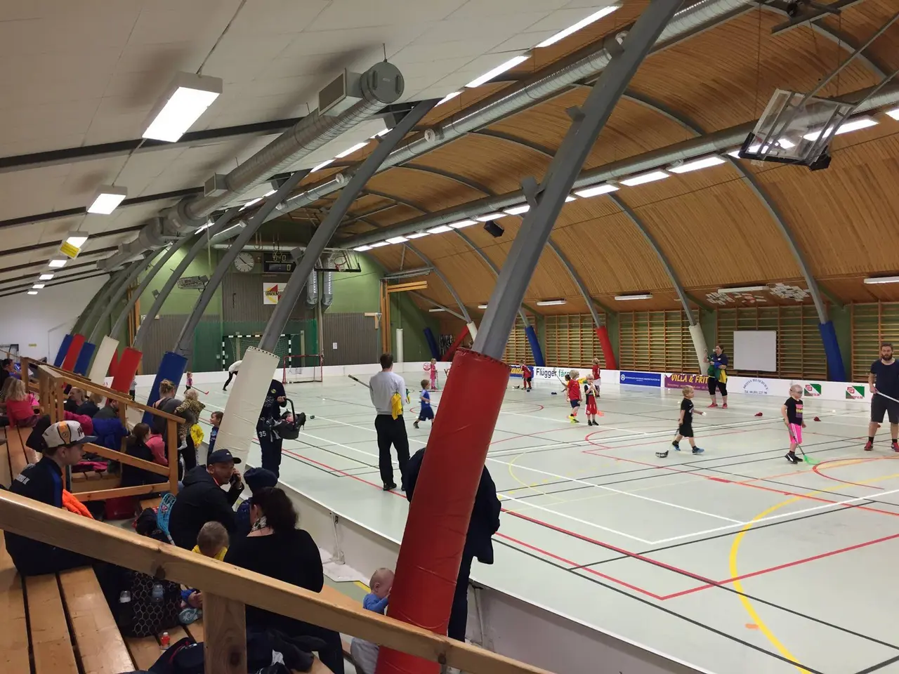 Full fart på innebandyskolan hösten 2015.