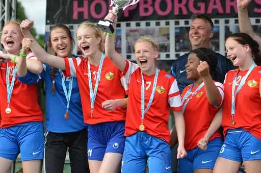 Glada Roserstjejer och Kelsey som bidrog till ett avgörande