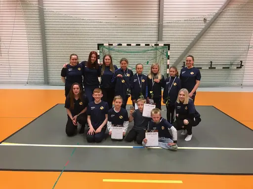 Ett gäng glada handbollsspelare från RIK Handboll som i samband med handbollsavslutningen fick mottaga årets lagkompis, årets träningsflit och årets utveckling. Stort grattis till er alla!