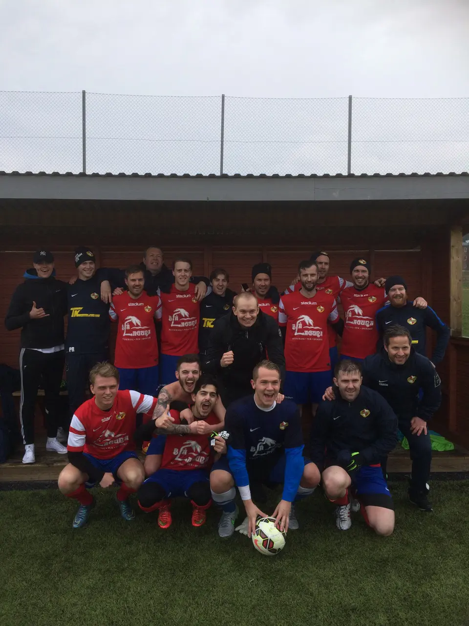 Glada grabbar efter seger!