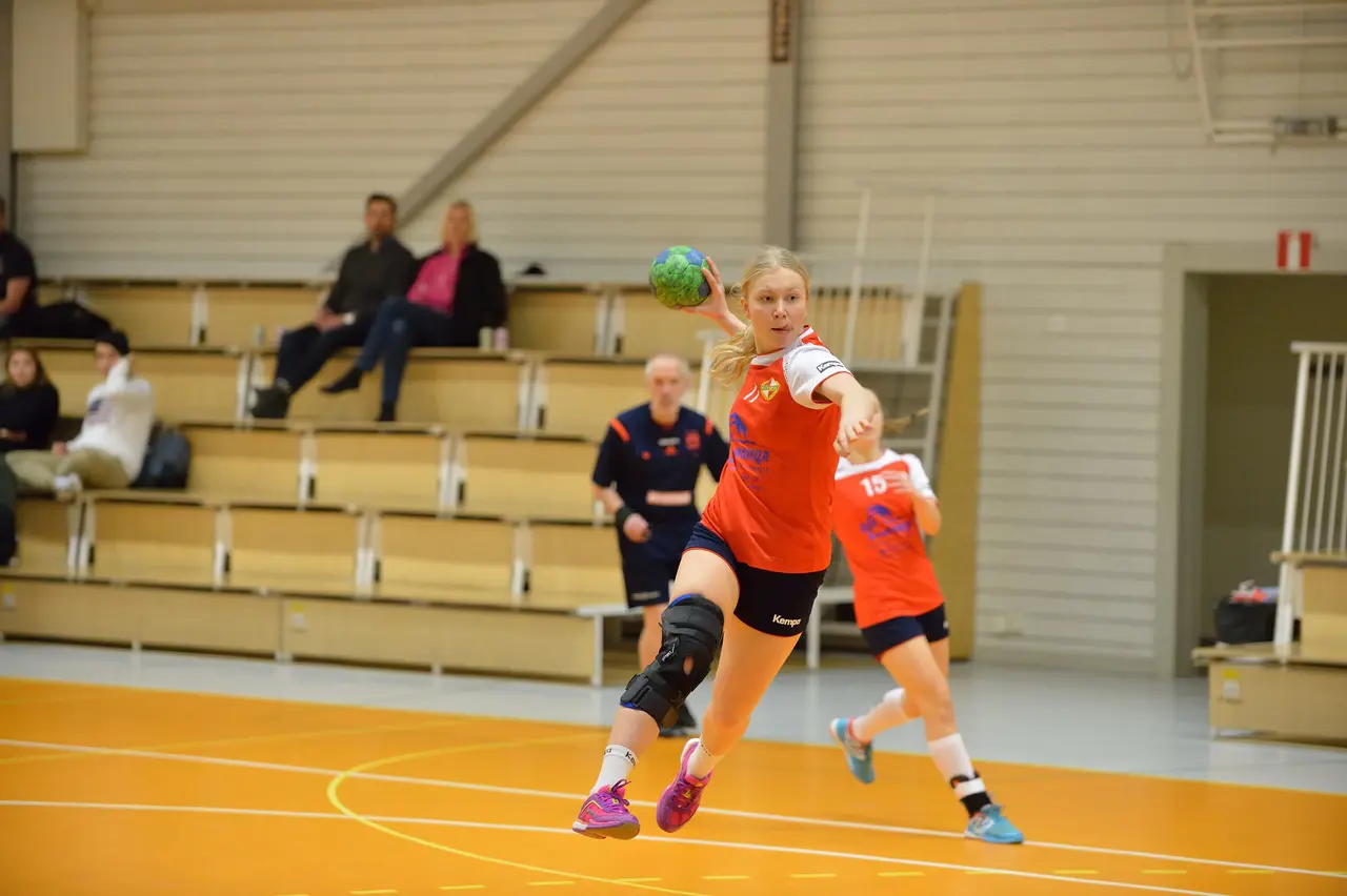 Emma Berg ,svarade för nio mål när Rosers besegrade Avesta Brovallen i damtrean.
