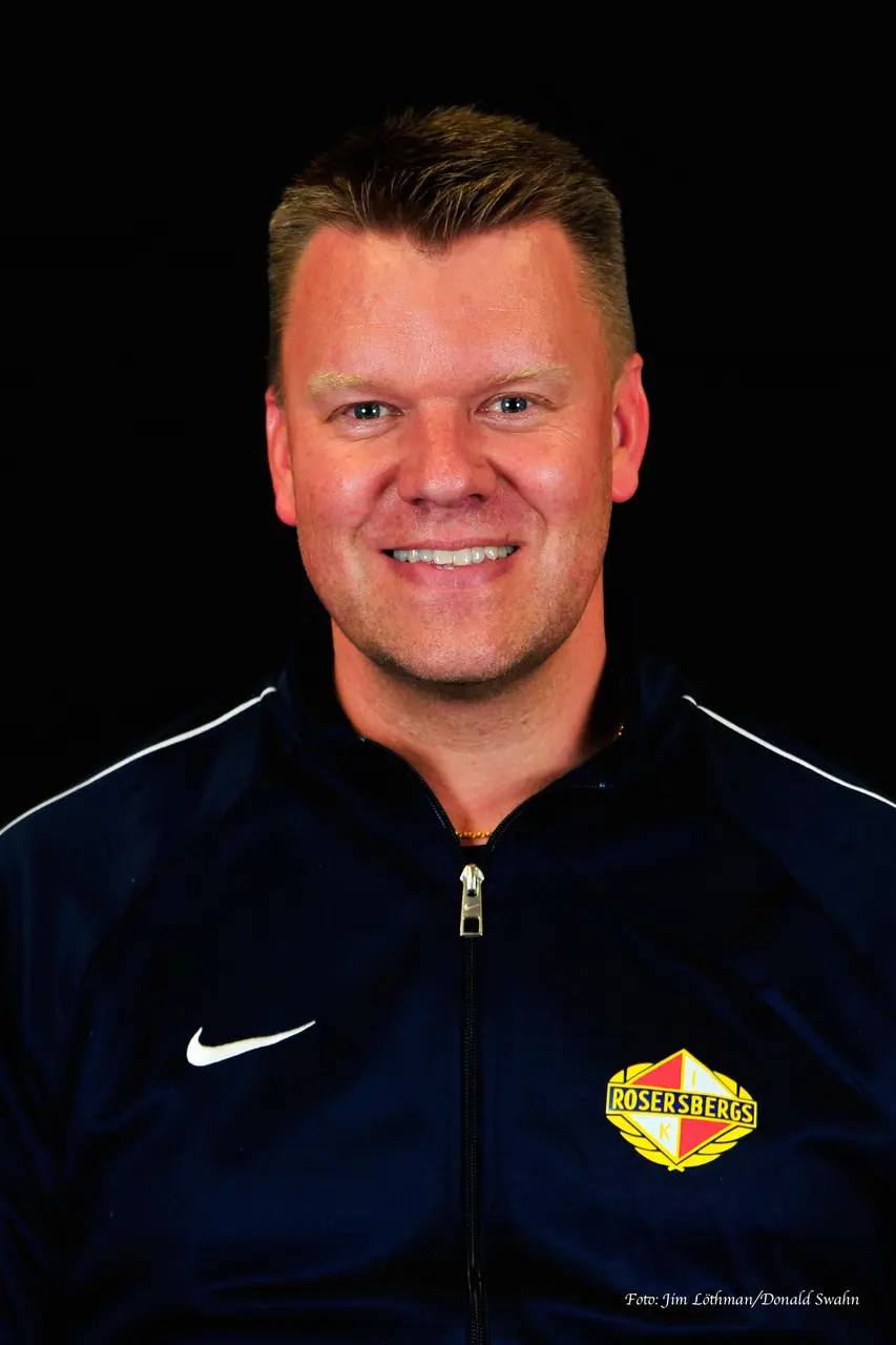 Glad handbollstränare. Peter Blom och Rosers A-flickor vann stort mot Spårvägen i lördags. "Säsongens bästa match"