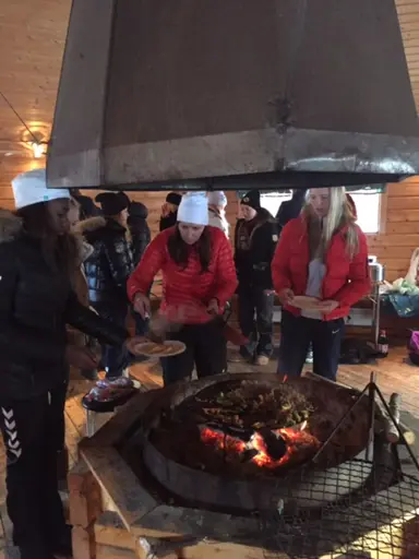 Blom & Zetterquist, byter sport och blir domare, hela hockeygruppen tillsammans och lunchförberedelse i Kåtan. Foto: Linda Schaerlund