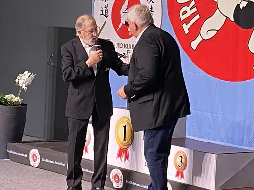 Lördagen den 18/11 mottog Bengt Judoförbundets tack för 50 år som tränare och ordförande. Nästa år fyller klubben 50 år!