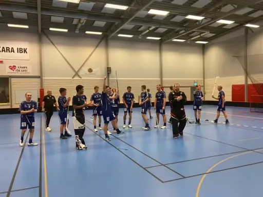 Vinst i borta matchen mot Skara IBK med 9-8 efter förlängning.